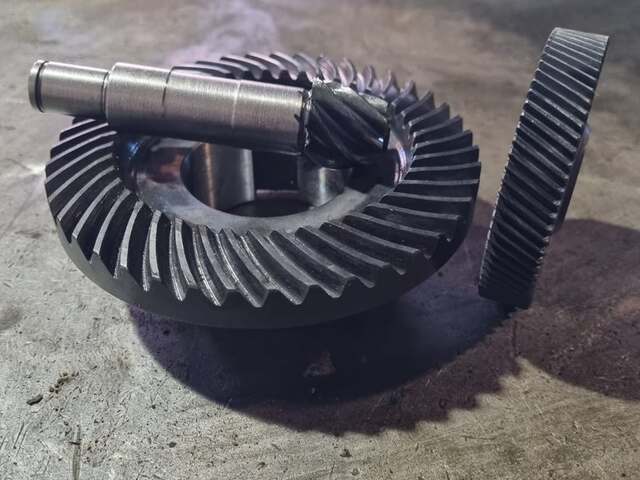 Crown wheel and pinion gear set