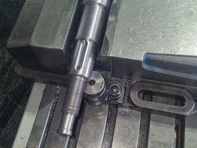 Threaded shaft with keyway