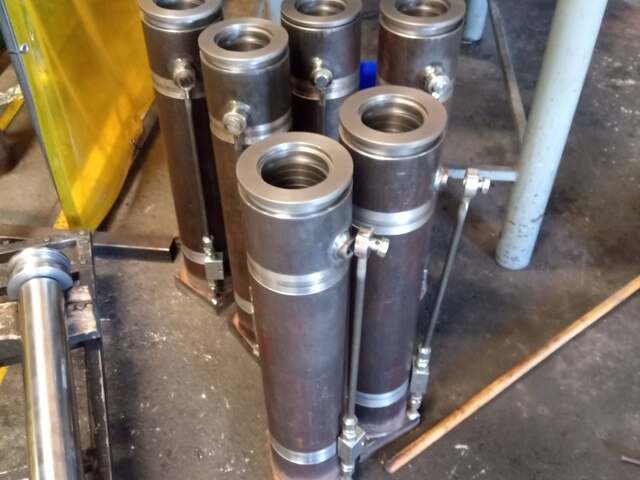 Hydraulic cylinder barrels with clevis linkages