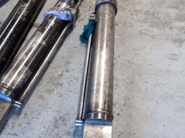 Hydraulic rams with clevis fittings