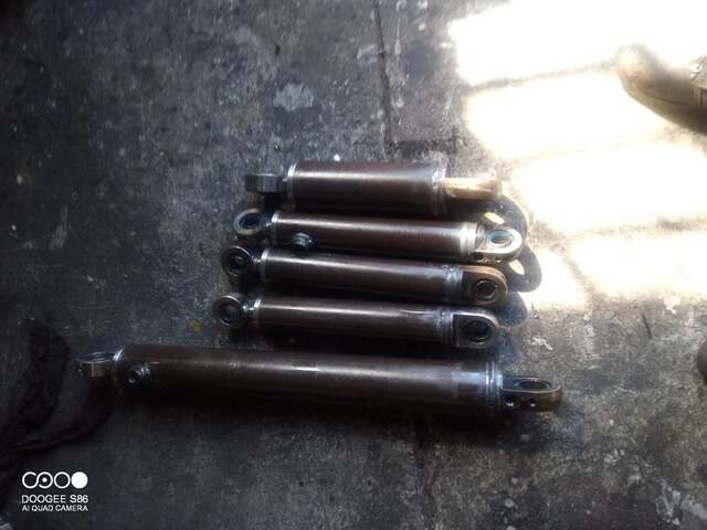 Hydraulic cylinder assemblies