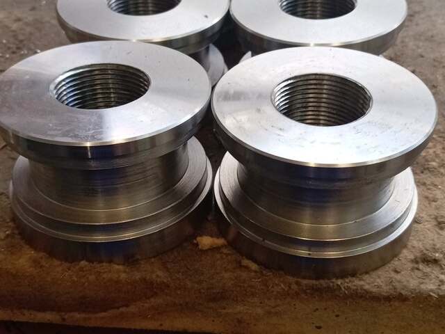 Batch of threaded collar / bushing components